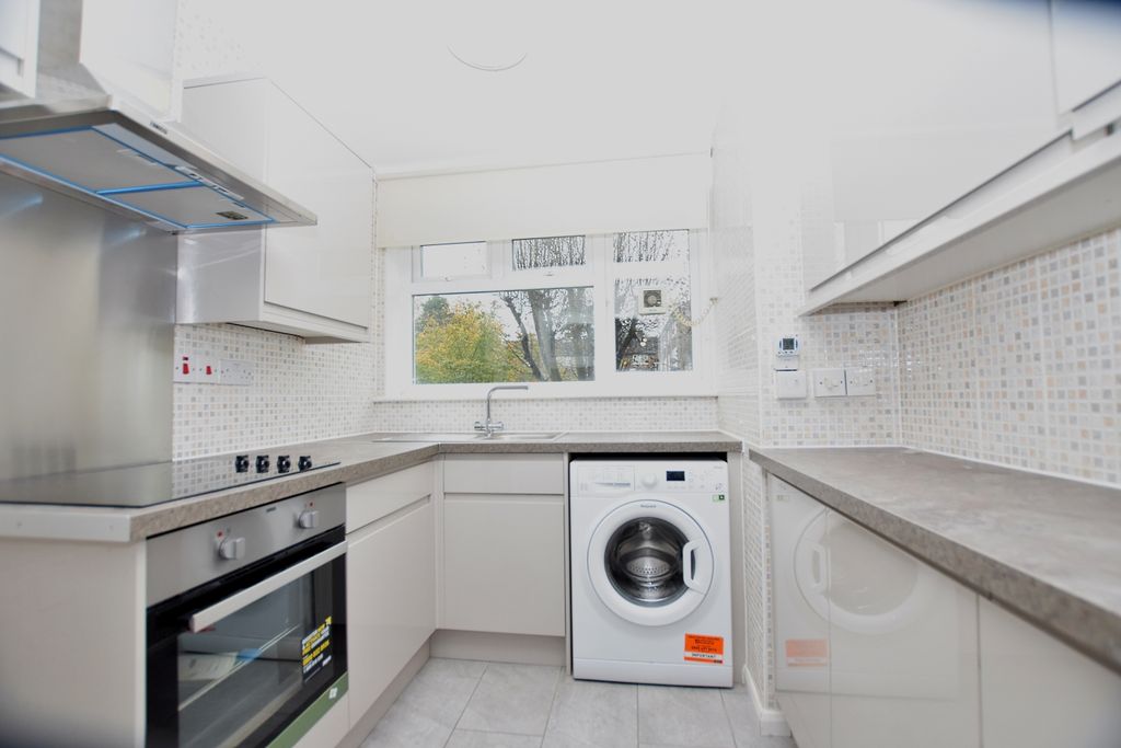 Property photo 2 of 11 Kitchen