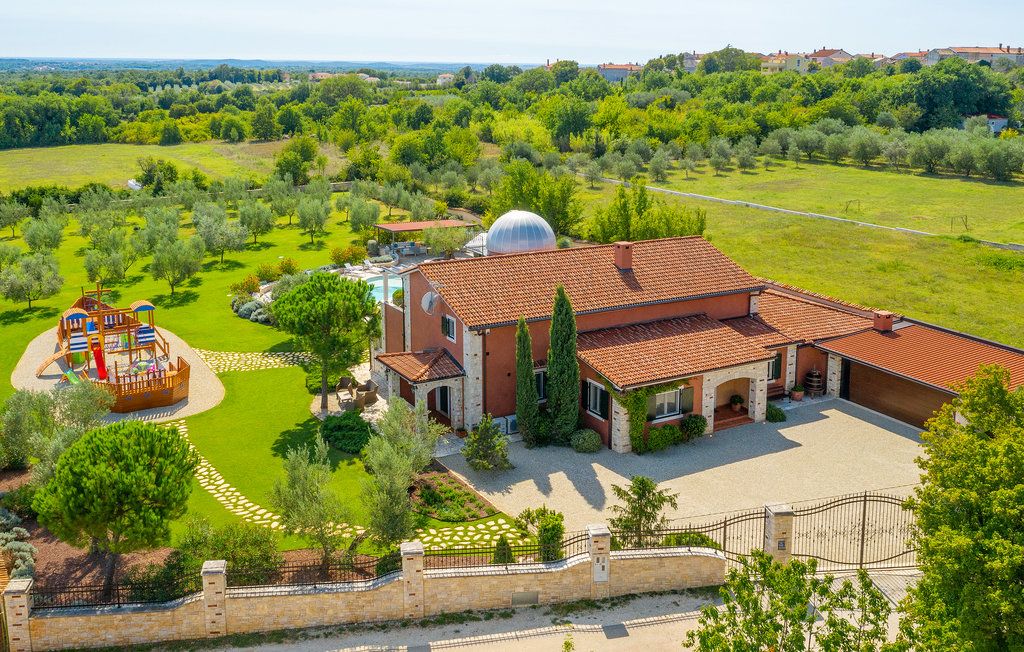 Property photo 2 of 33