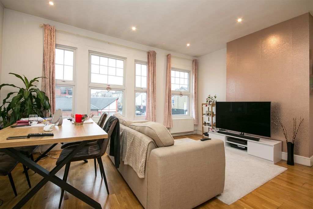 Property photo 3 of 8 Reception