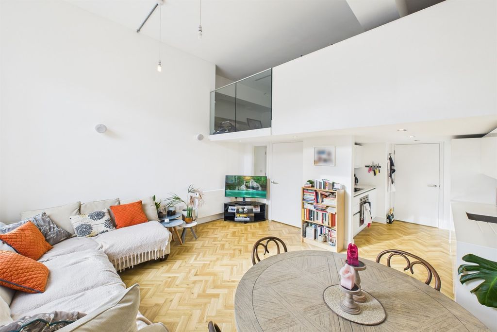 Property photo 3 of 14 Living Room / Kitchen