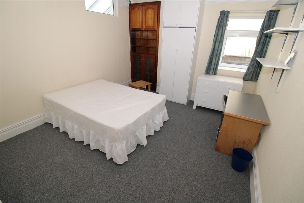 Property photo 1 of 8 Bright Double Bedroom With Ample Storage Space...
