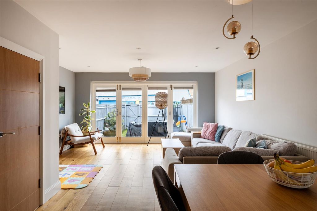 Property photo 3 of 18