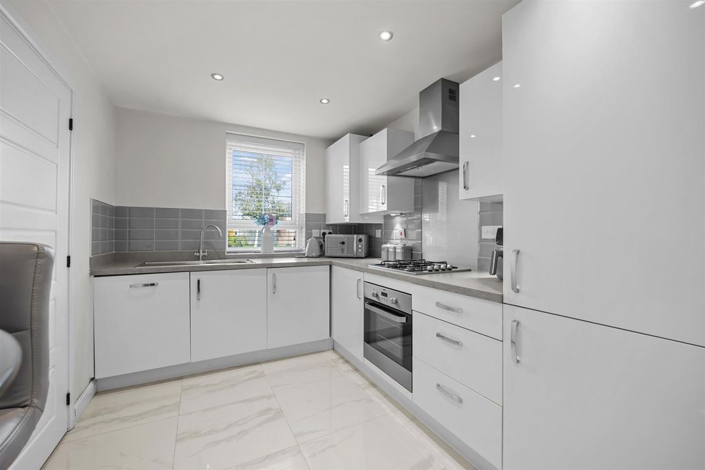 Property photo 2 of 25 12 Springwell Avenue-11.Jpg