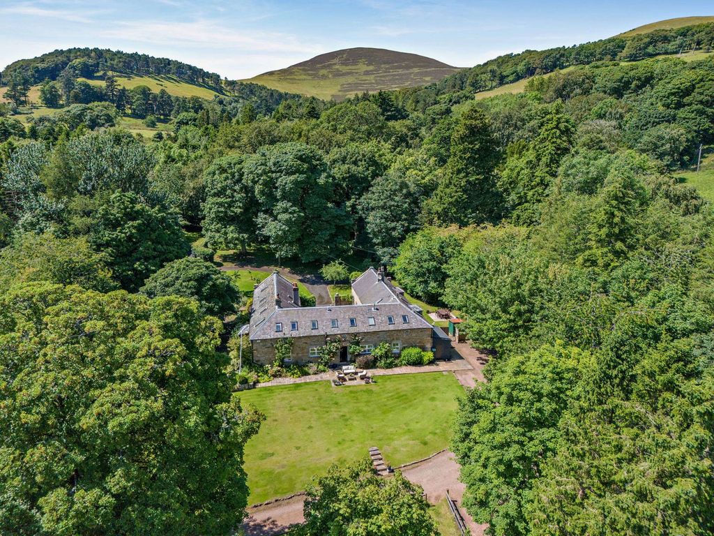 Property photo 1 of 36 Woodhouselee Stables