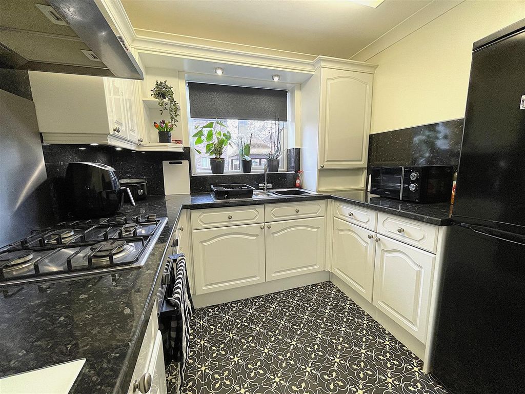 Property photo 3 of 18 Kitchen