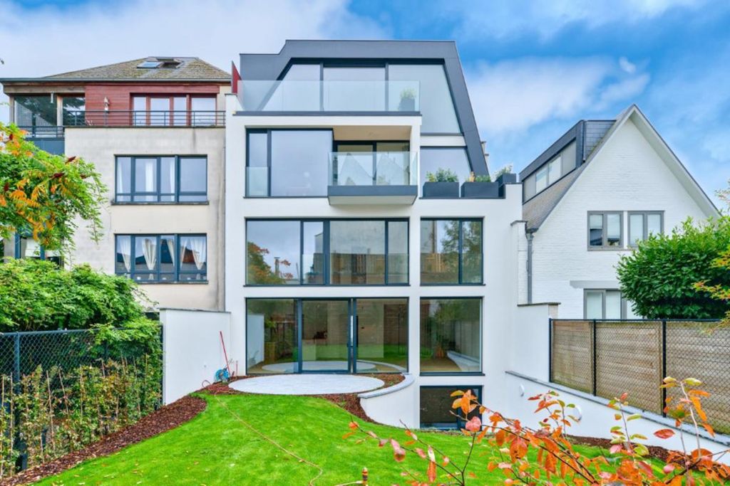 Property photo 3 of 24