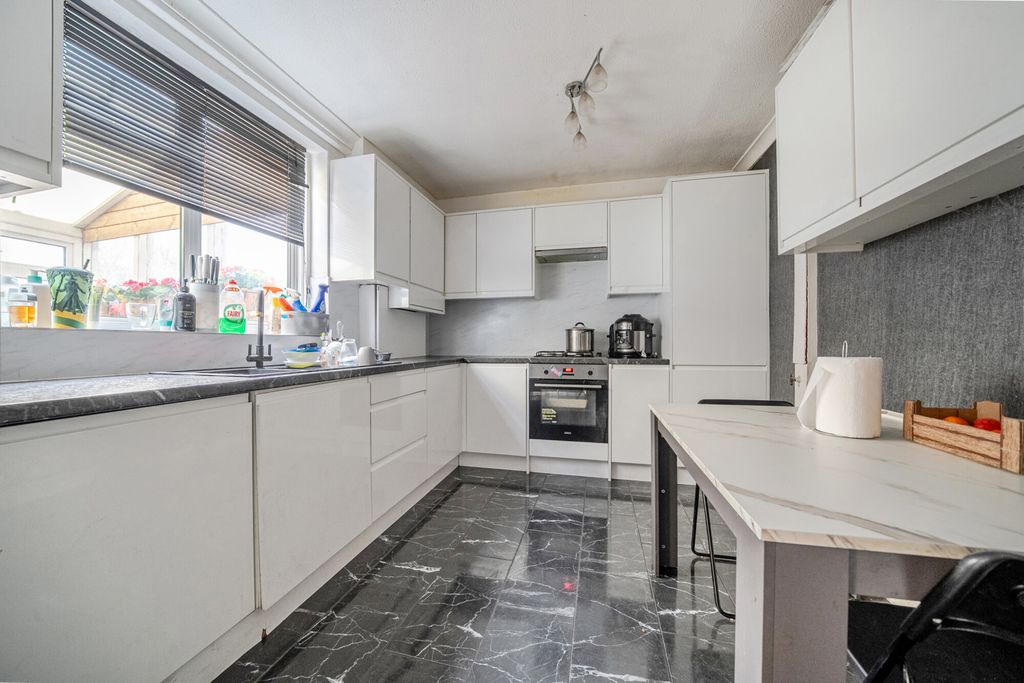 Property photo 3 of 19 Kitchen