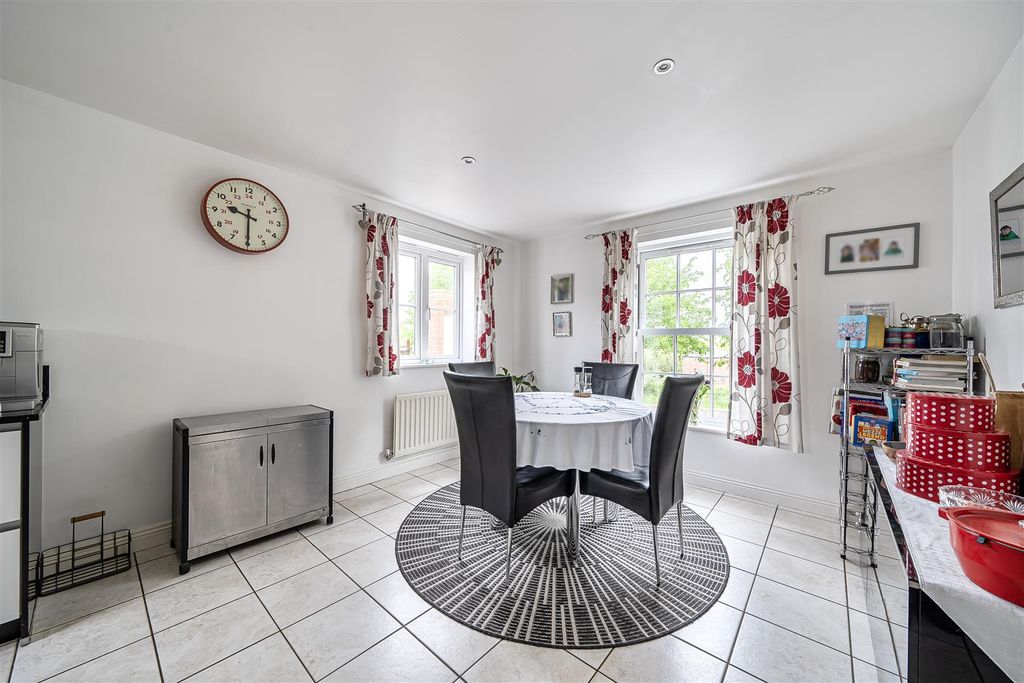 Property photo 2 of 16 Kitchen / Breakfast Room