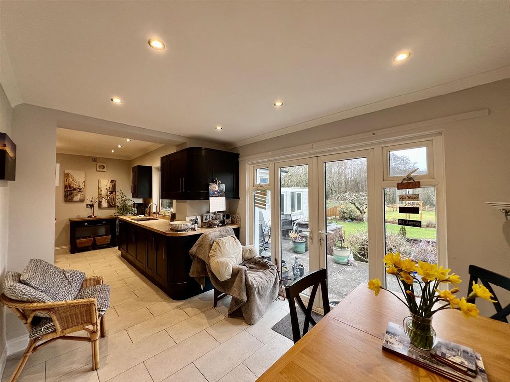 Property photo 3 of 21 Kitchen