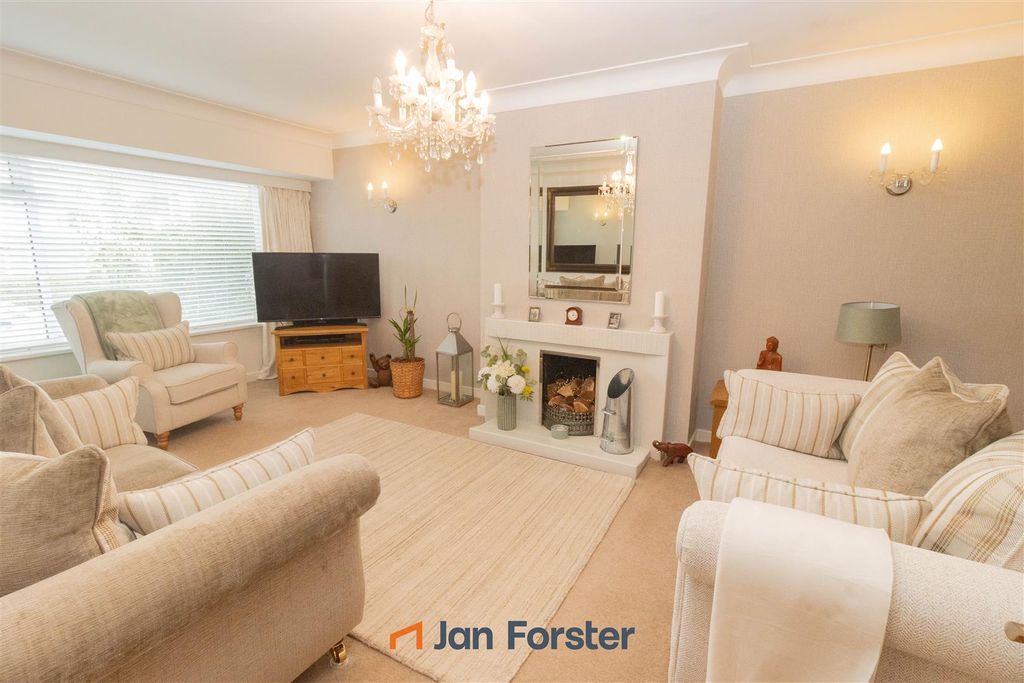 Property photo 2 of 12 Lounge