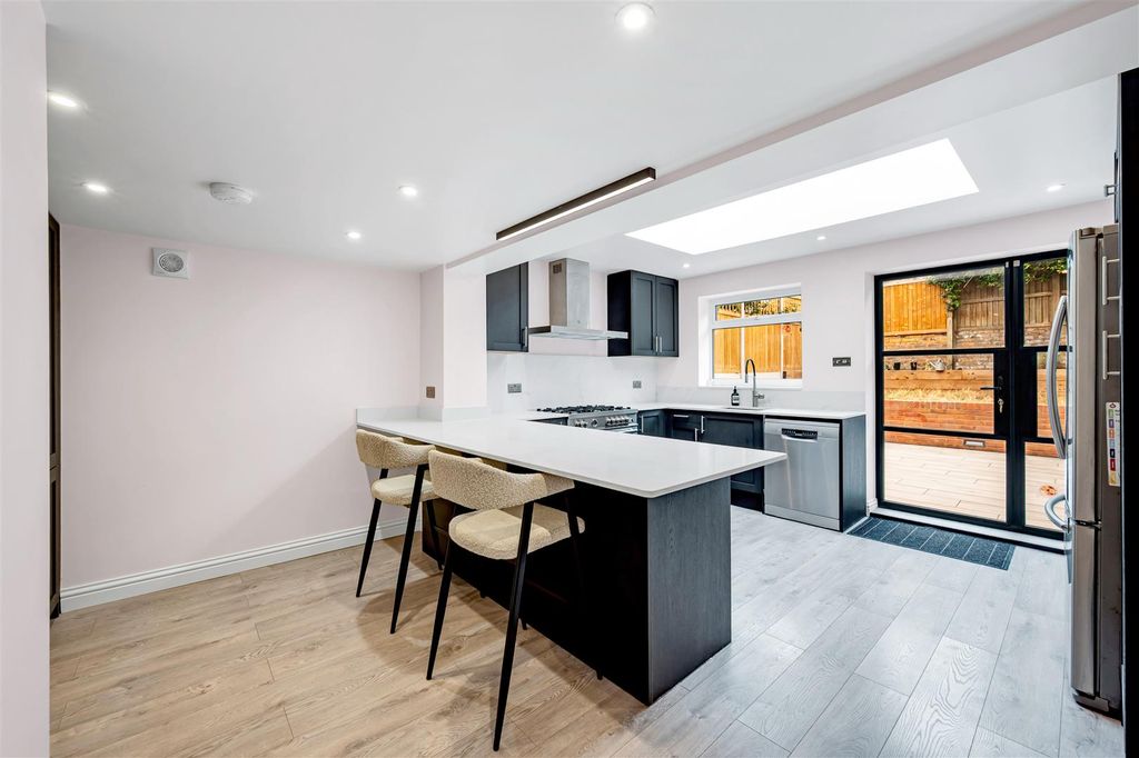 Property photo 2 of 24 19 Cowper Road-8.Jpg