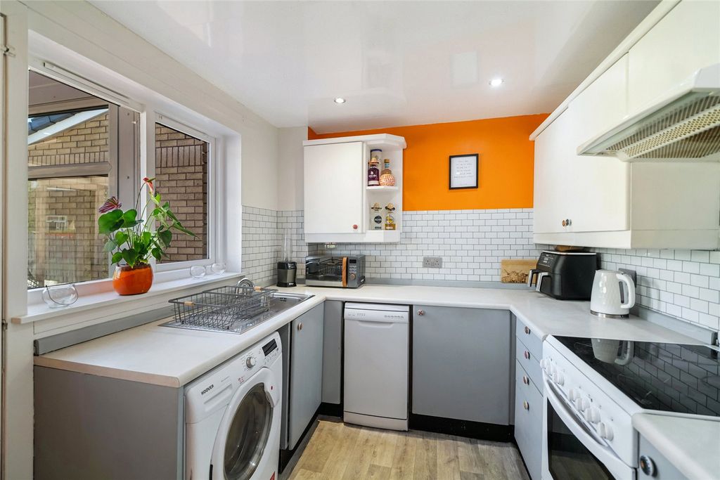 Property photo 3 of 17 Kitchen