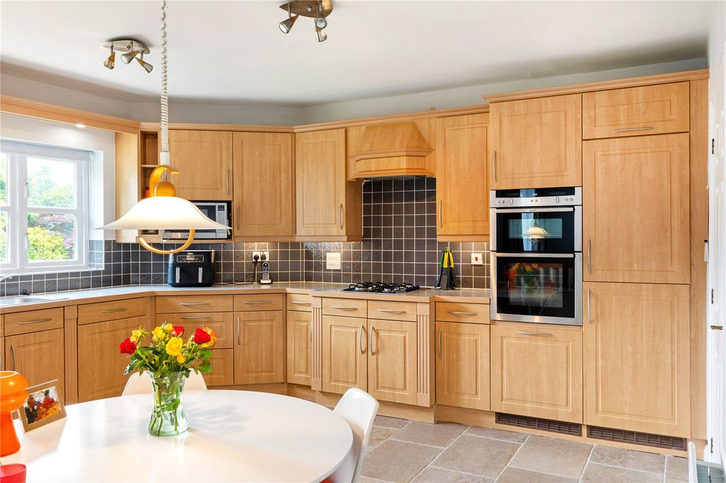 Property photo 3 of 18 Kitchen