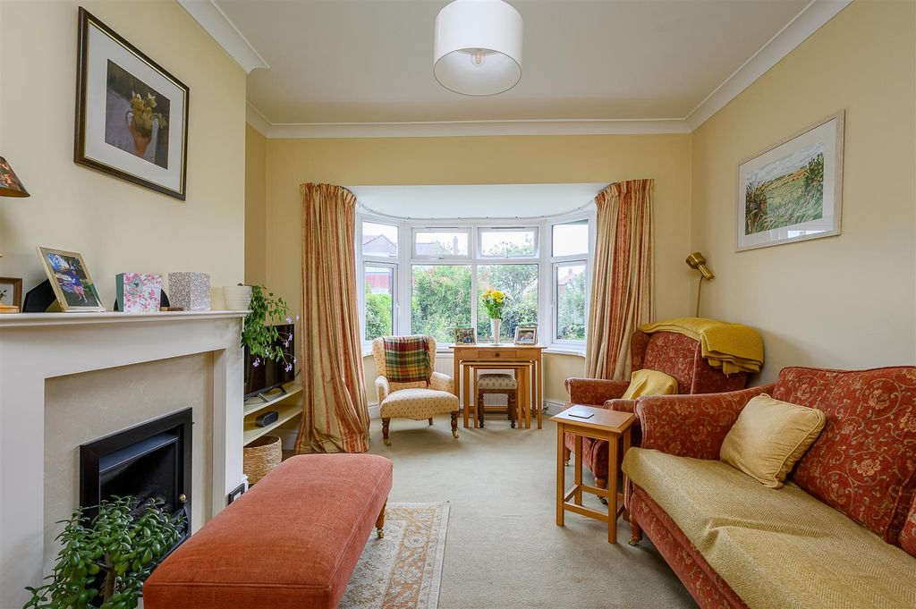 Property photo 3 of 15 Lounge