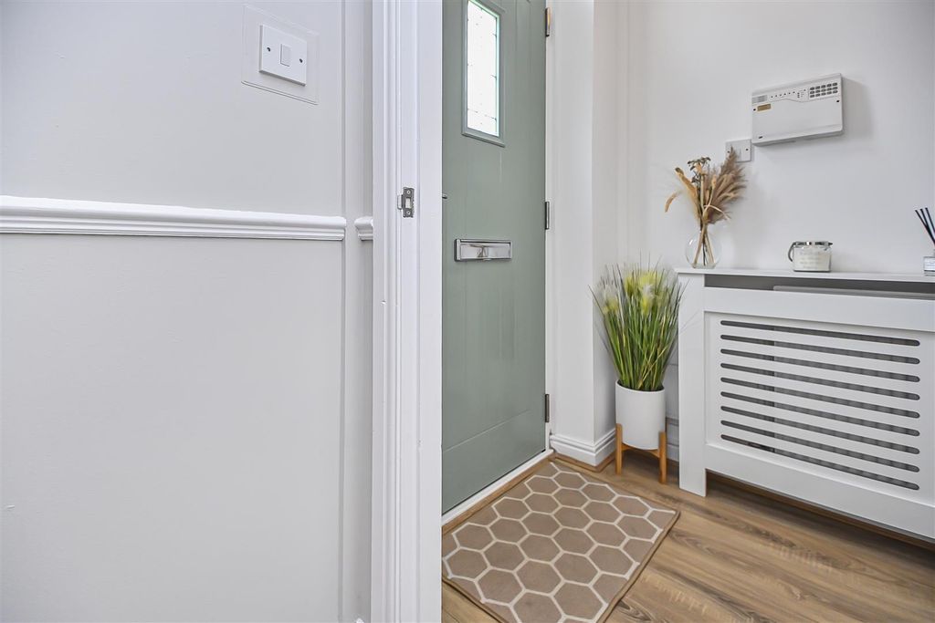 Property photo 3 of 30 3 Burwell Close Entrance (2).Jpg
