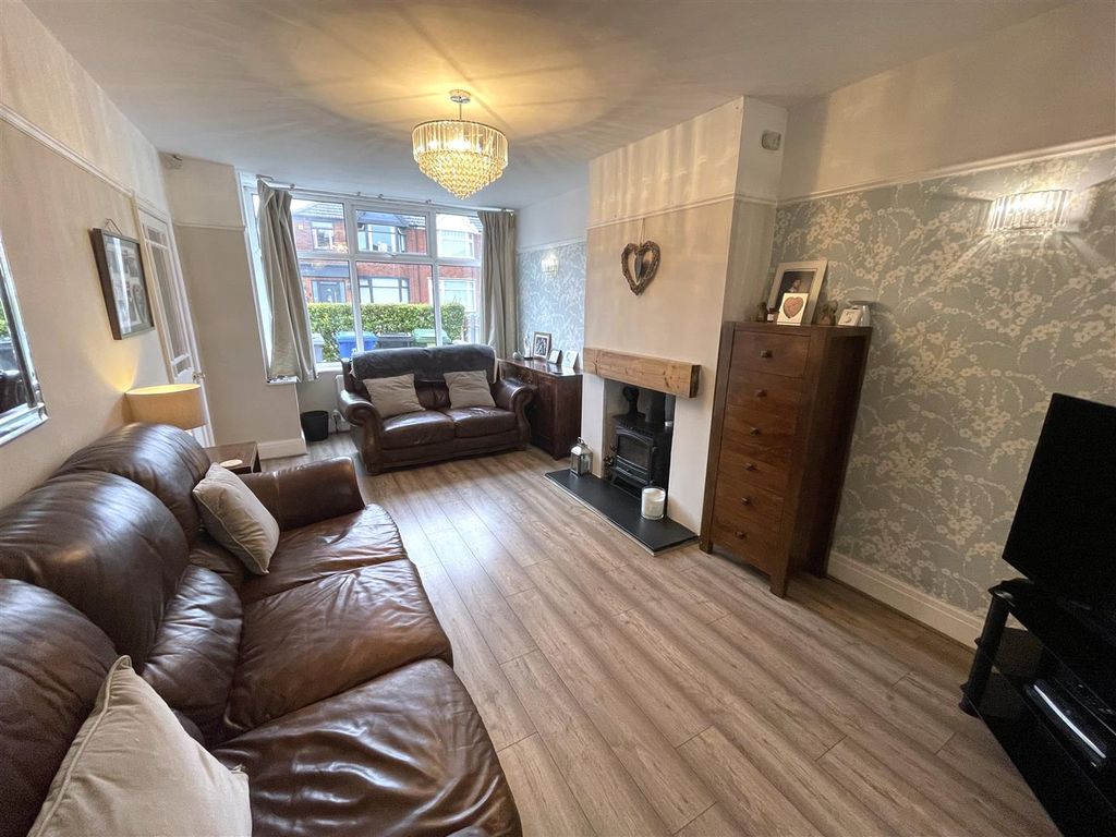 Property photo 3 of 23 Lounge