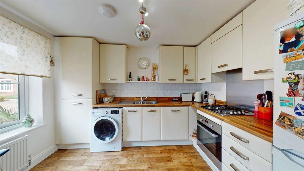 Property photo 3 of 10 Kitchen