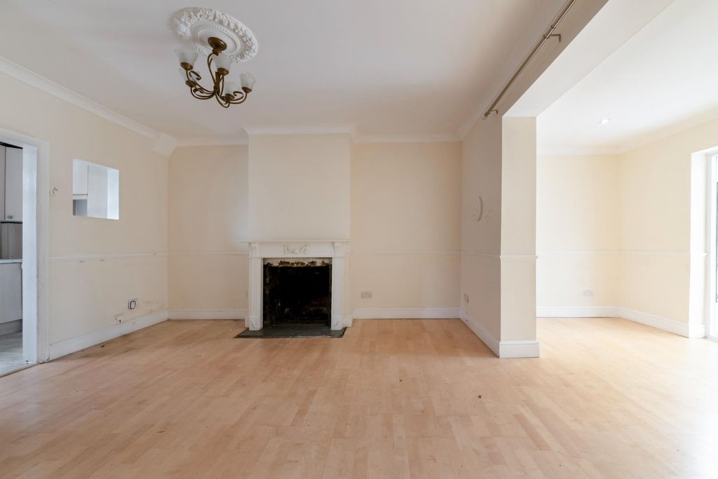 Property photo 3 of 18