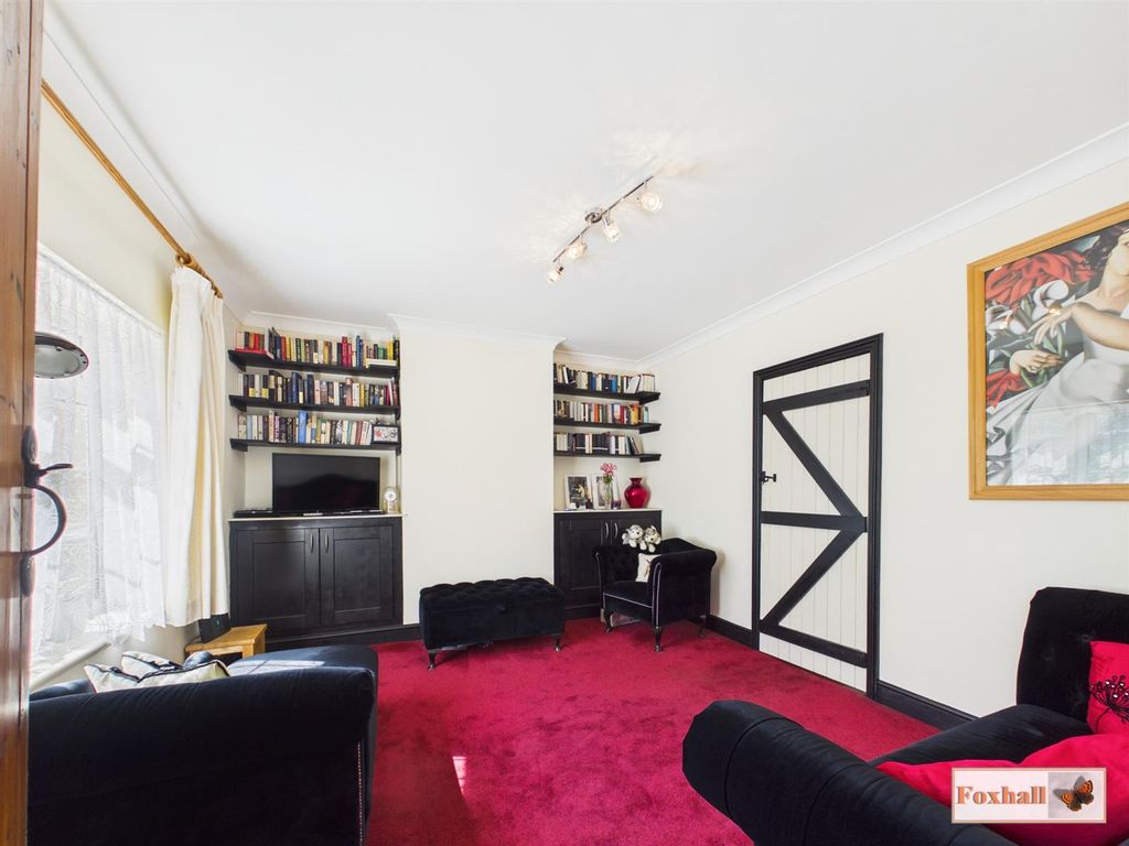Property photo 3 of 24 Lounge