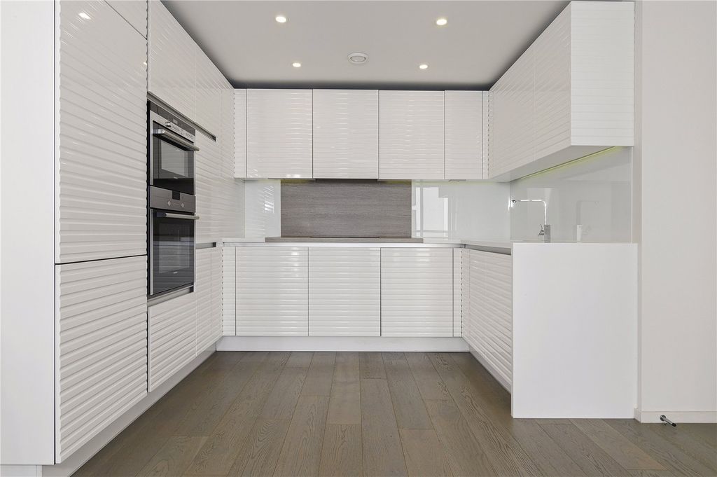 Property photo 2 of 10 Kitchen