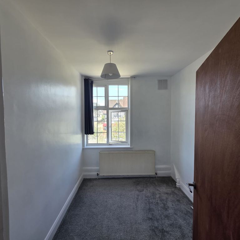 Property photo 1 of 16 Oakleigh Road North, London N20