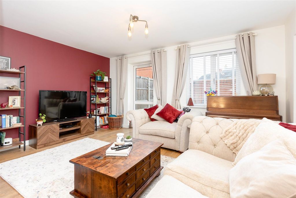 Property photo 2 of 20 Lounge