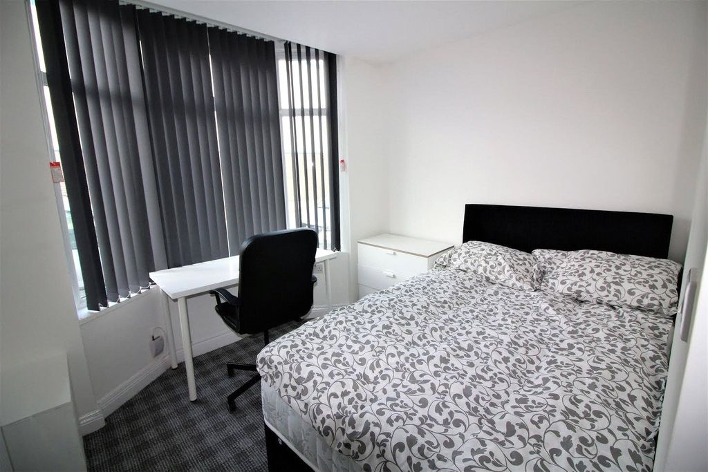Property photo 3 of 6 Bed-2.Jpg