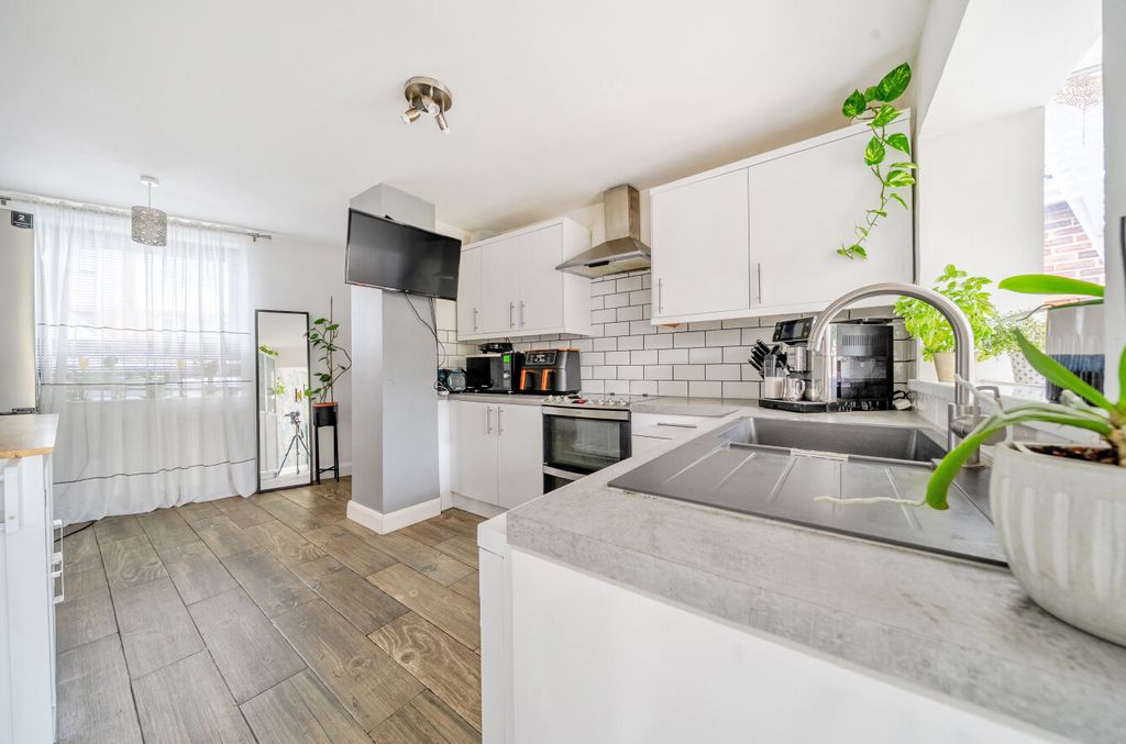 Property photo 2 of 16 1375920-3-690B293...