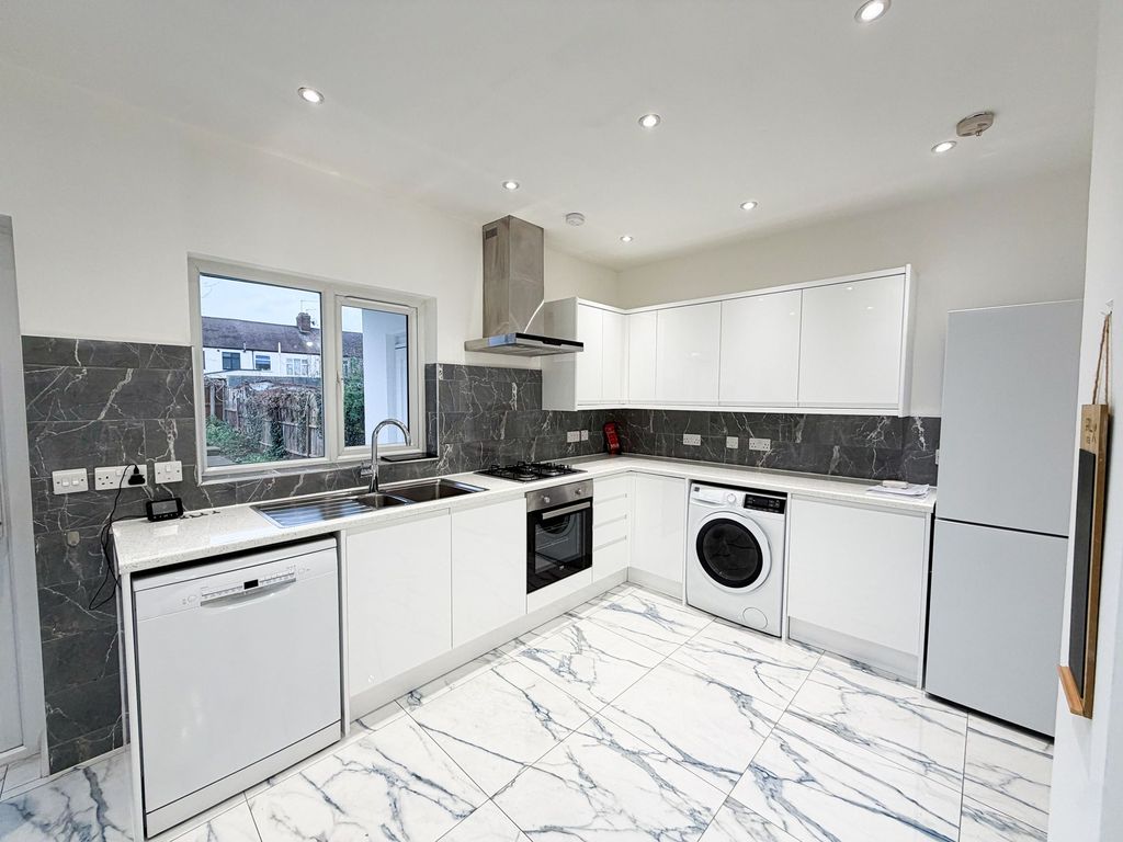 Property photo 1 of 11 Sanderstead Rd E10