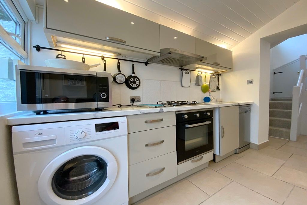 Property photo 3 of 18 Kitchen