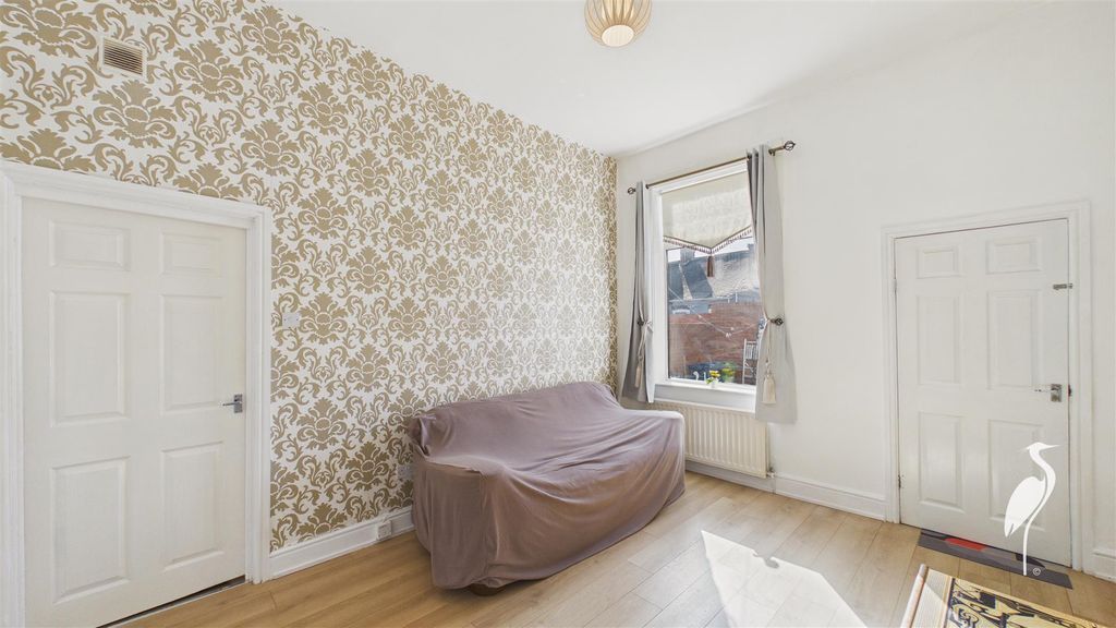 Property photo 3 of 15 Lounge