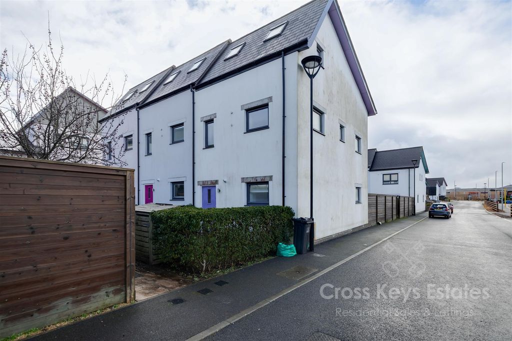 Property photo 1 of 28 Cross Keys Estates