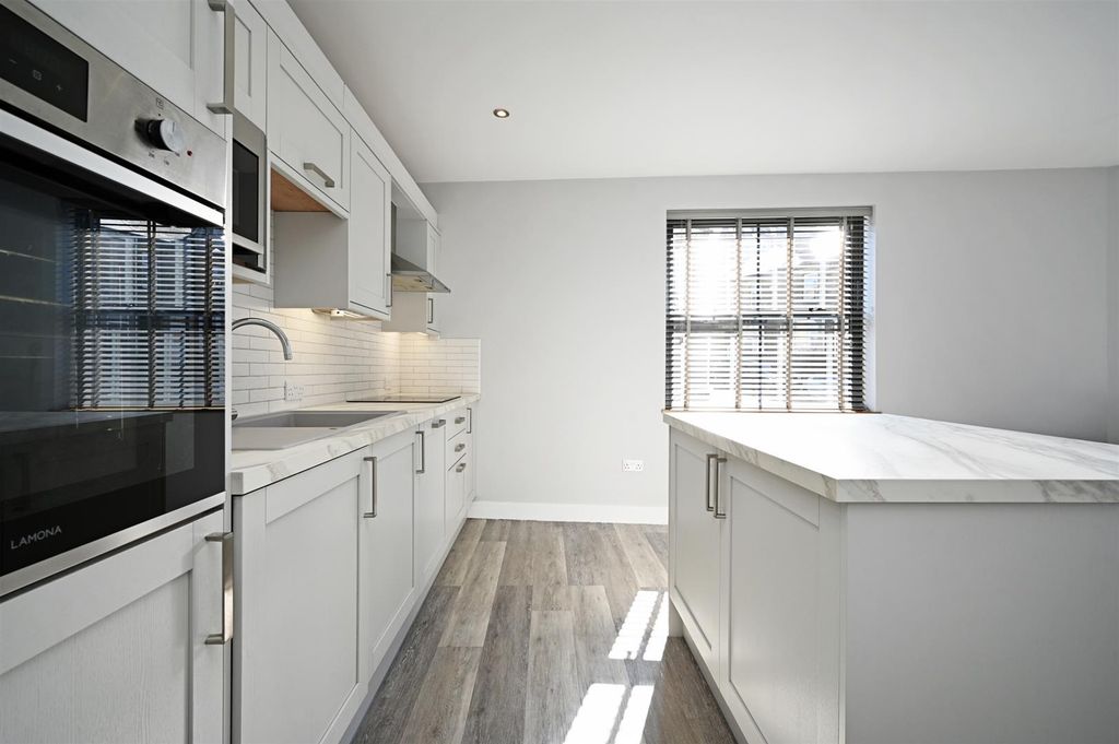 Property photo 2 of 15 Living Kitchen