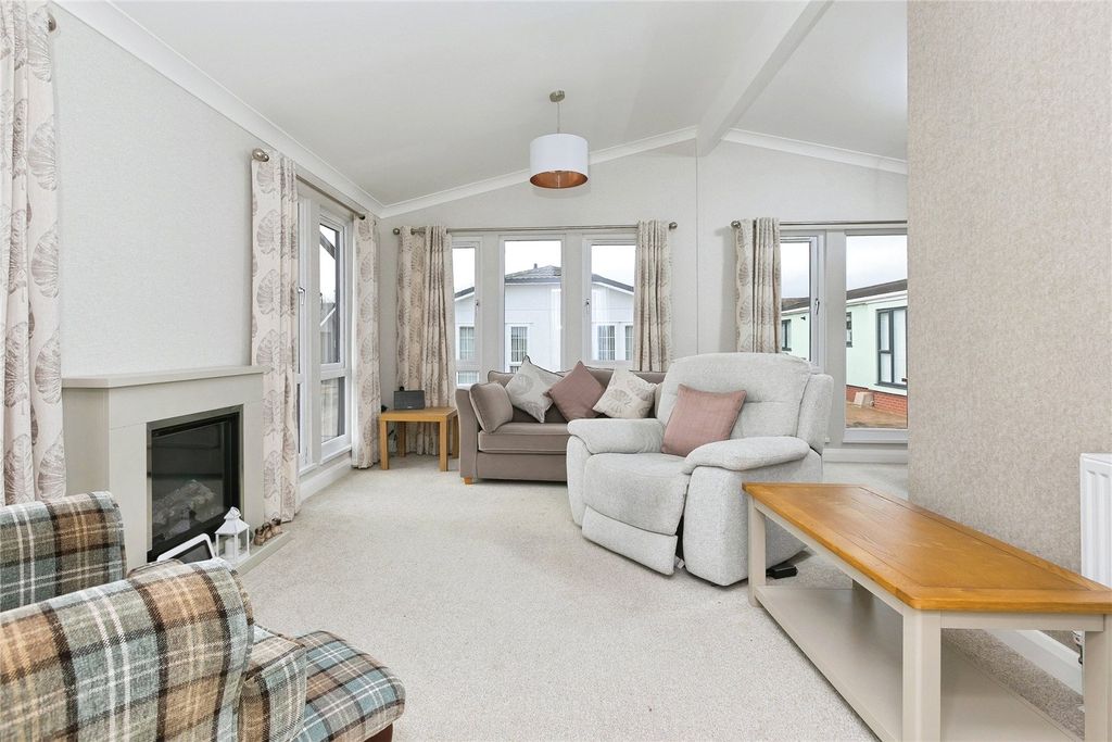 Property photo 3 of 11 Lounge