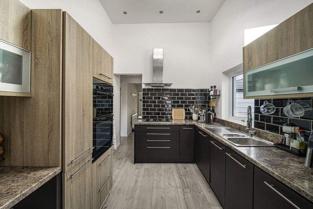 Property photo 2 of 40