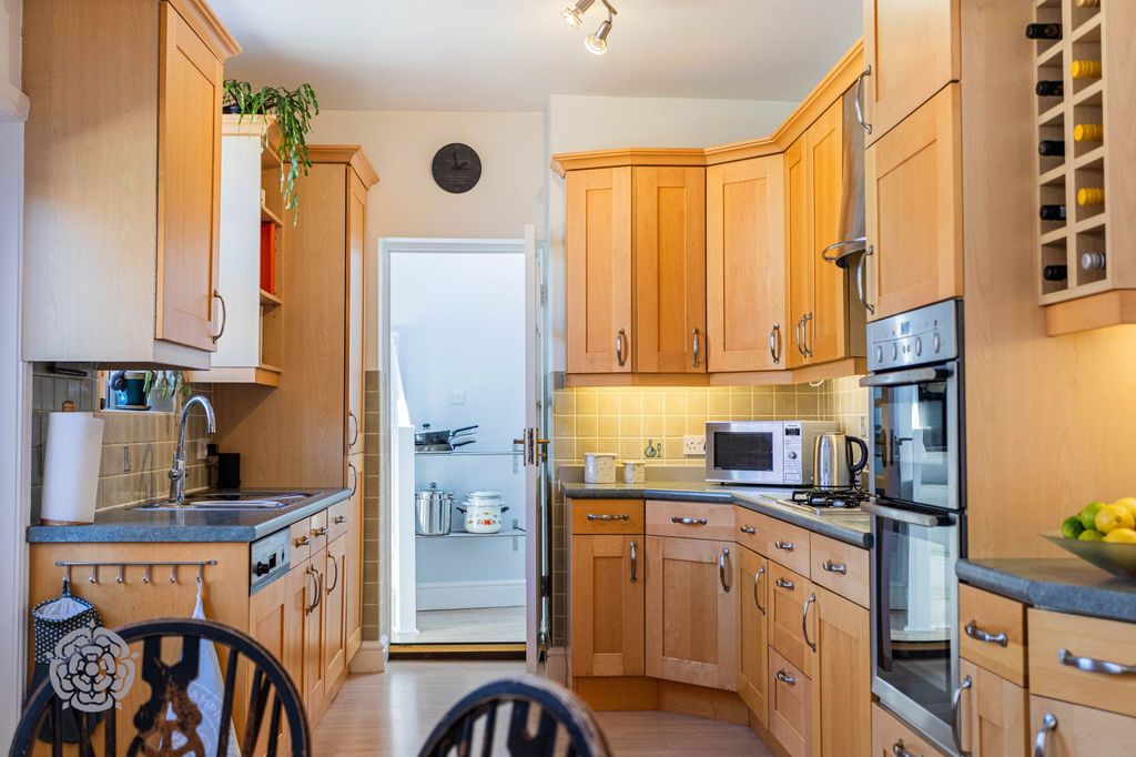Property photo 3 of 44