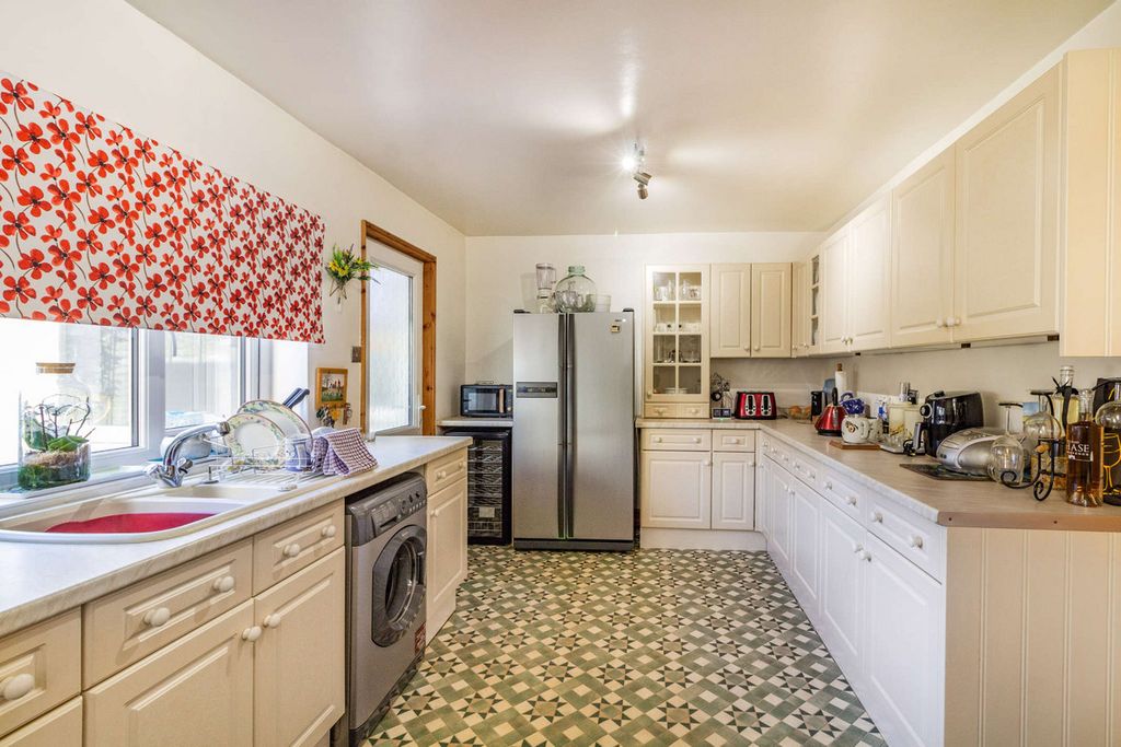 Property photo 3 of 25