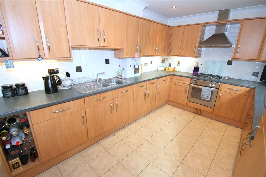 Property photo 3 of 9 Kitchen.Jpg