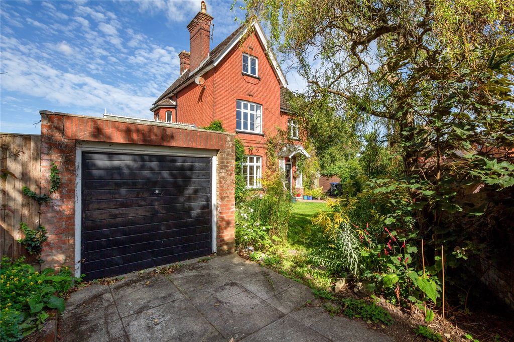 Property photo 1 of 18 Garage &amp; Drveway