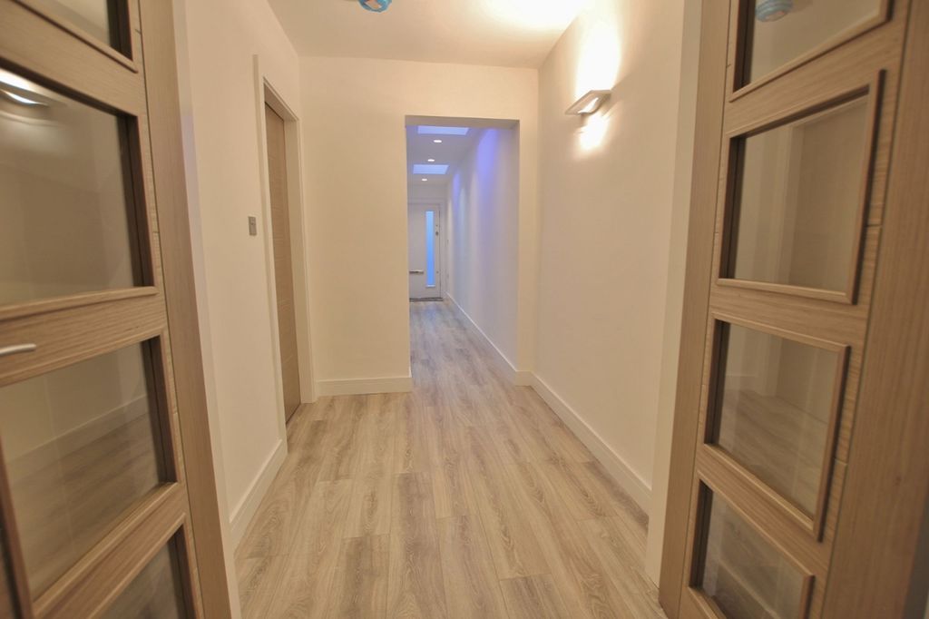 3 bed flat for saleTelegraph Road, Heswall CH60 photo 5