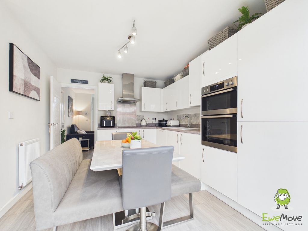 Property photo 3 of 32 16 Greenkeepers Avenue - Kitchen-Diner