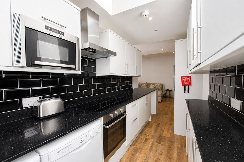 Property photo 3 of 13 Approach