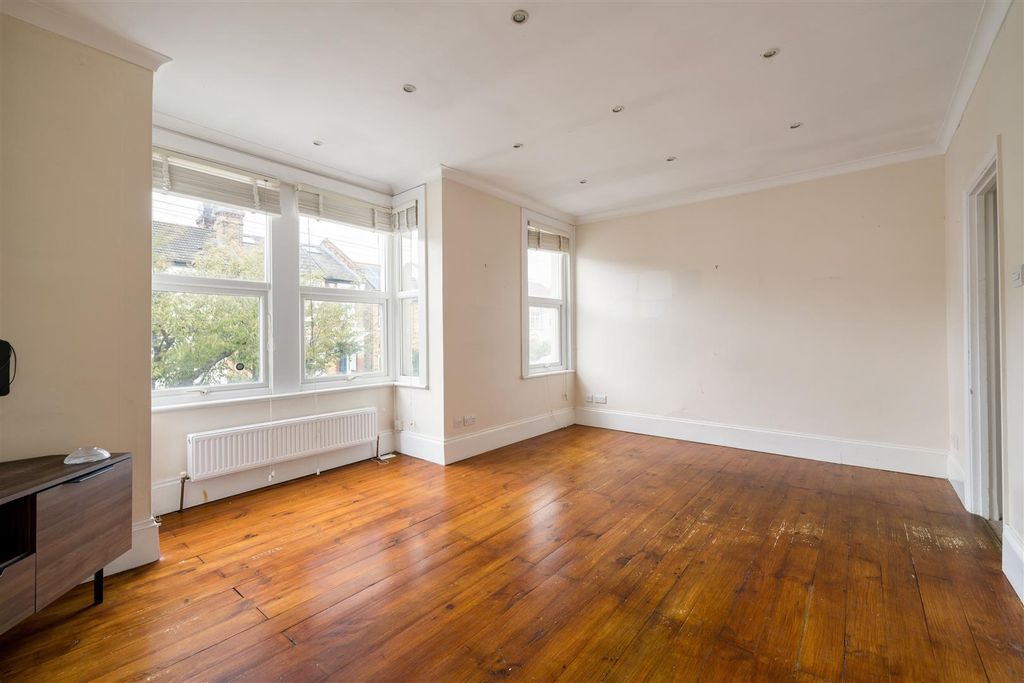 Property photo 2 of 13 Beverley Road E4