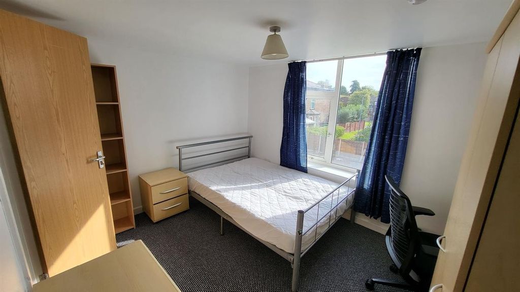 Property photo 2 of 14 Bright, Tidy Bedroom With A Double Bed, Fitted War...