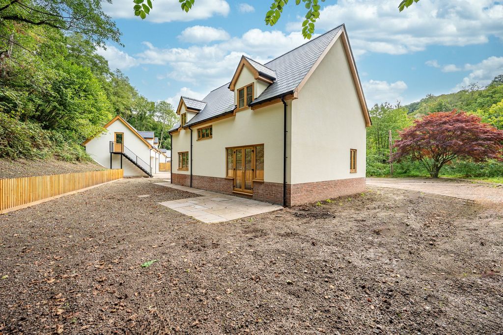 Property photo 2 of 20