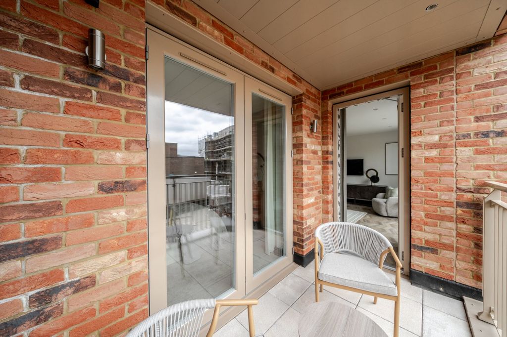 Property photo 3 of 7 Balcony