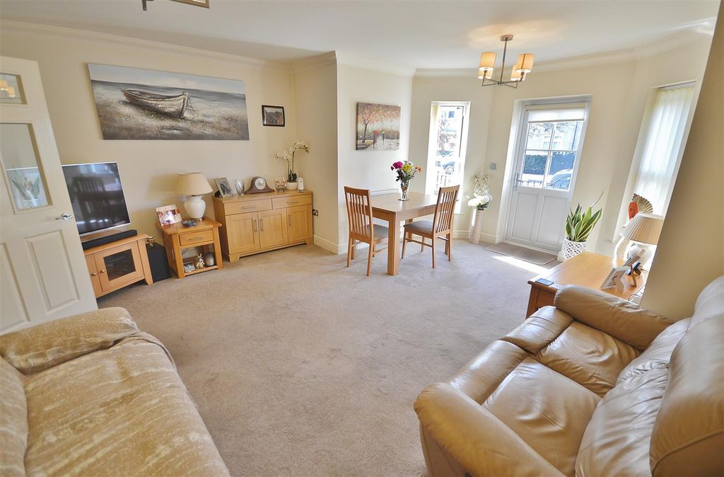 Property photo 3 of 14 Lounge