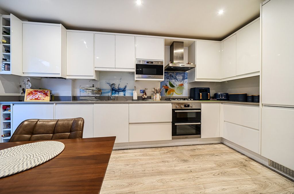 Property photo 2 of 14 1429037-13-69c2c3...