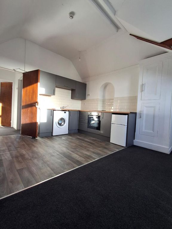 Property photo 3 of 9 Kitchen