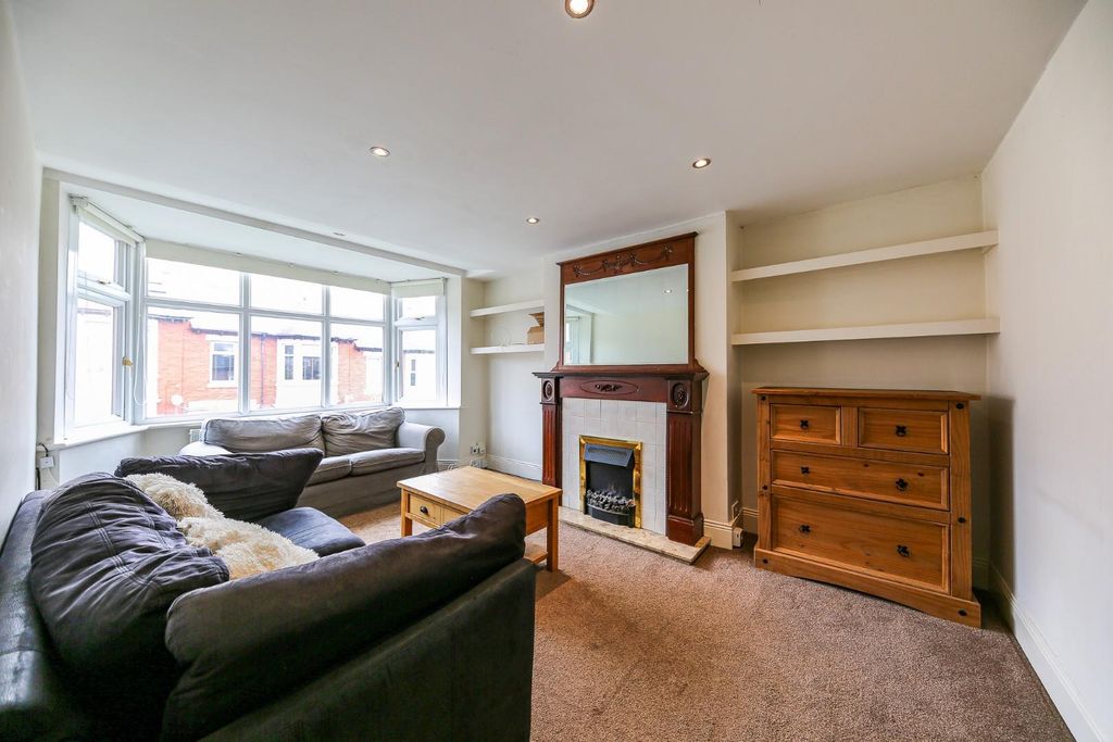 Property photo 2 of 19 Lounge